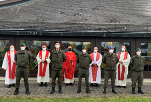 Firmung in Allentsteig. Am Foto (v.l.n.r.): Militäroberkurat Oliver Hartl (NÖ1/St. Pölten), Kilian Zivny, Militärsuperior Sascha Kaspar (NÖ3/Allentsteig), Nick Resel, Militärgeneralvikar Peter Papst, Alexander Gebert, Militärdekan P. Dietrich Altenburger (NÖ2/Zwölfaxing), Niklas Bradac, Militärkaplan P. Jakob Stoiber (NÖ4/Langenlebarn), Kilian Mischak. 