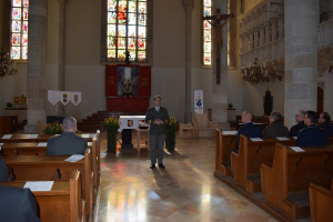 Militärsuperior Stefan Gugerel bei der Begrüßung der Teilnehmer des Georgseminars in der St. Georgs Kathedrale