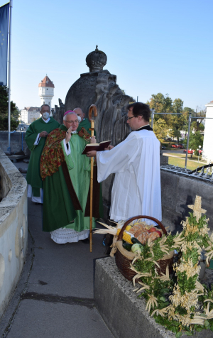 Segnung der Gaben durch Militärbischof Werner Freistetter