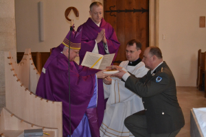 Vizeleutnant Andreas Binder wurde am Sonntag im Rahmen der Heiligen Messe in der St. Georgs Kathedrale durch Militärbischof Werner Freistetter mit dem Akolythen-Dienst beauftragt.