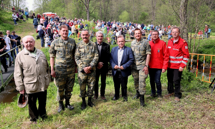  v.l.n.r.: Brigadier i.R. Franz Teszar, TÜPl-Kommandant Oberst Herbert Gaugusch, Militärsuperior Sascha Kaspar, LAbg. Franz Mold, Obmann des Vereins Freunde der alten Heimat Bernhard Lehr, Oberst Julius Schlapschy, RK Bezirksstellenleiter Andreas Schleritzko, Rotes Kreuz Franz Hauer